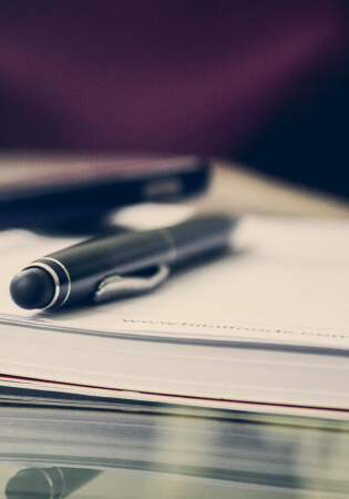 Profissional atendendo ou ícone corporativo